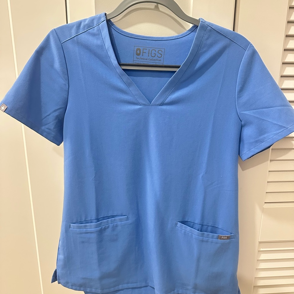 Figs Women's Three Pocket Scrub Top in Sky Blue